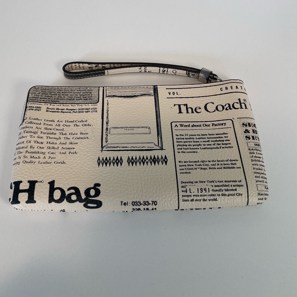 NWT Coach Large Corner Zip Newspaper Print Wristlet - Picture 5 of 10